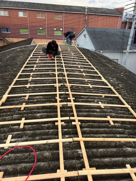 鉄骨倉庫の屋根　カバー工法